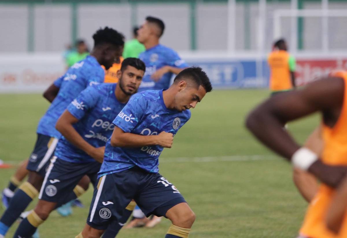 Jugadores del Motagua en los ejercicios de calentamiento.