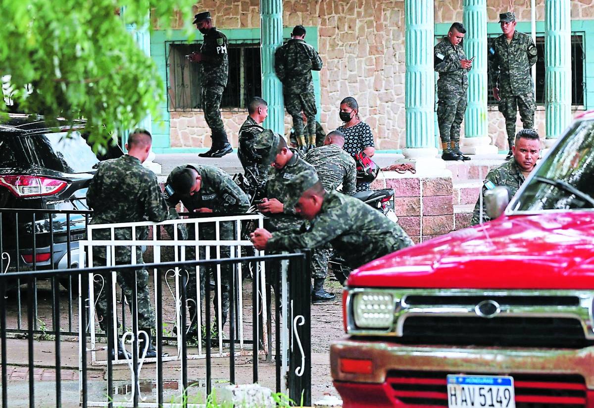 Militares hondureños resguardan la zona cada vez con más intensidad.