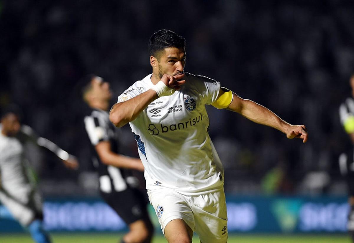 Luis Suárez fue la figura del Gremio de Porto Alegre para remontar al líder Botafogo.