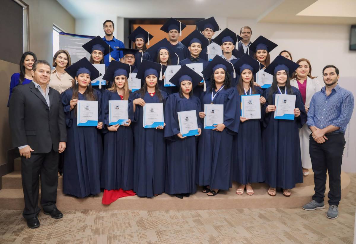 Los estudiantes se graduaron de Bachilleres en Ciencias y Humanidades.