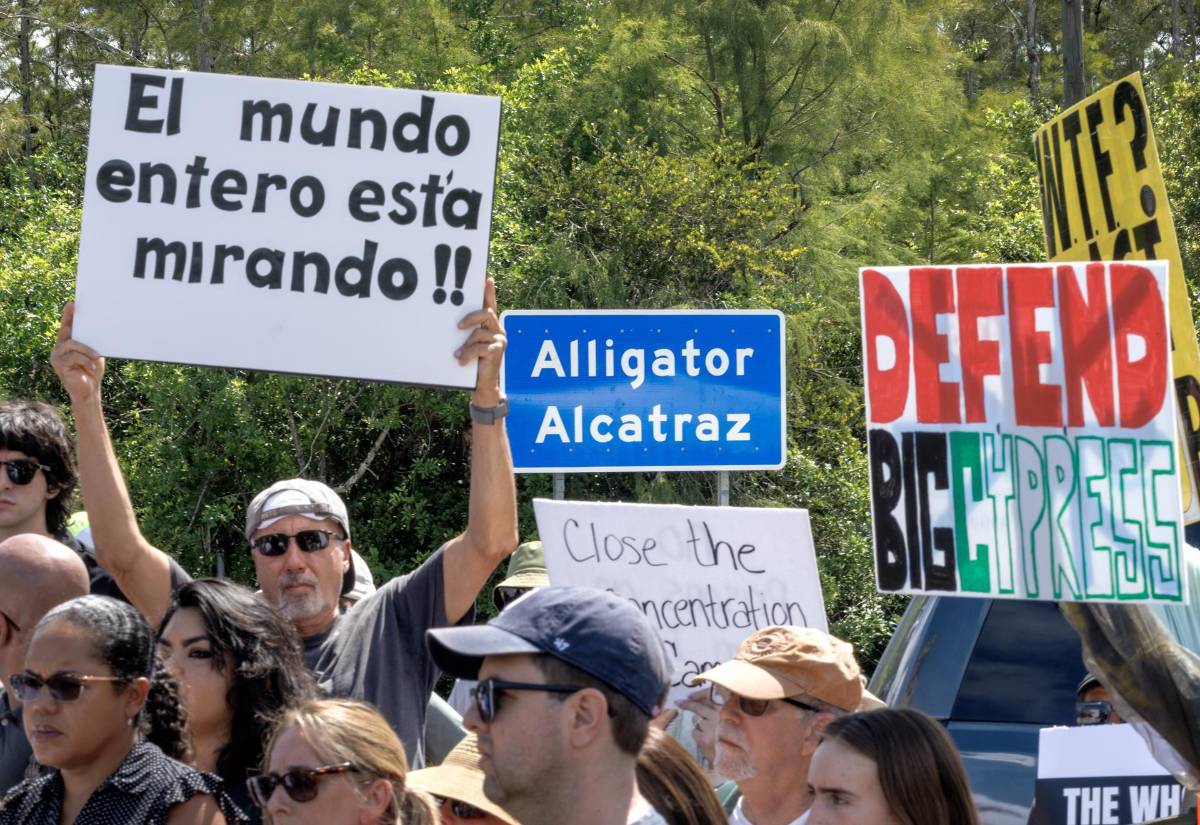 Es una jaula de perros: Familiares de migrantes exigen cierre de ‘Alligator Alcatraz’