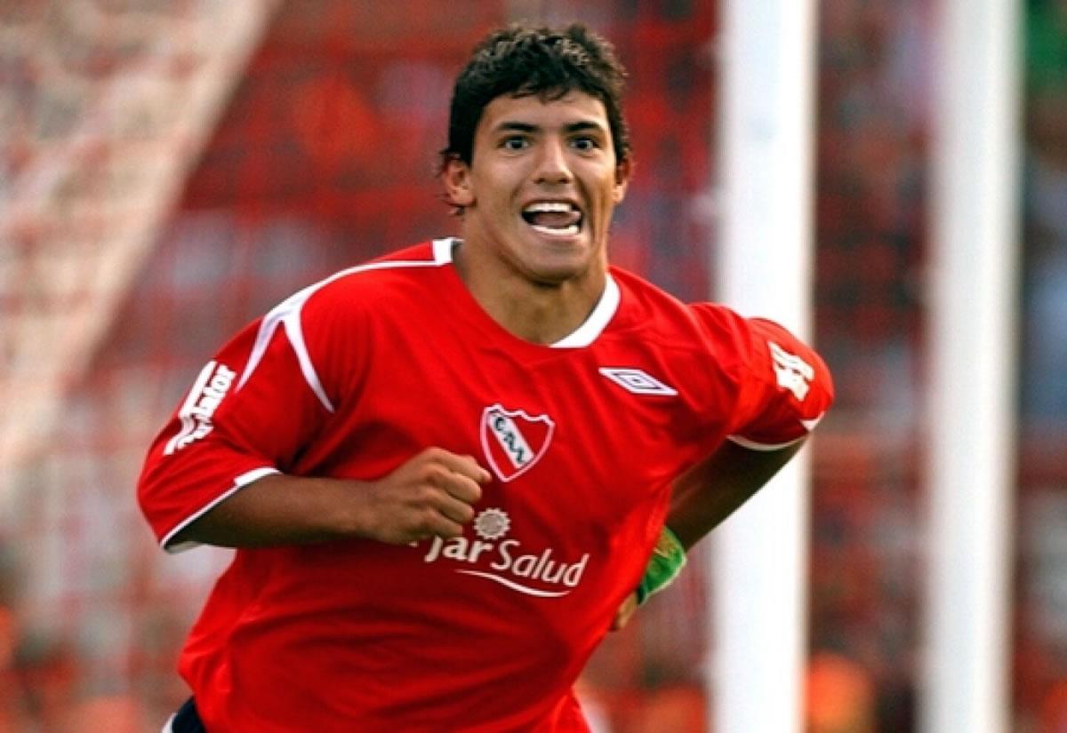 ‘Kun’ Agüero se convirtió en el jugador más joven en jugar en la Primera División de Argentina en el día de su debut con 15 años, batiendo el récord que ostentaba Diego Maradona desde 1976.