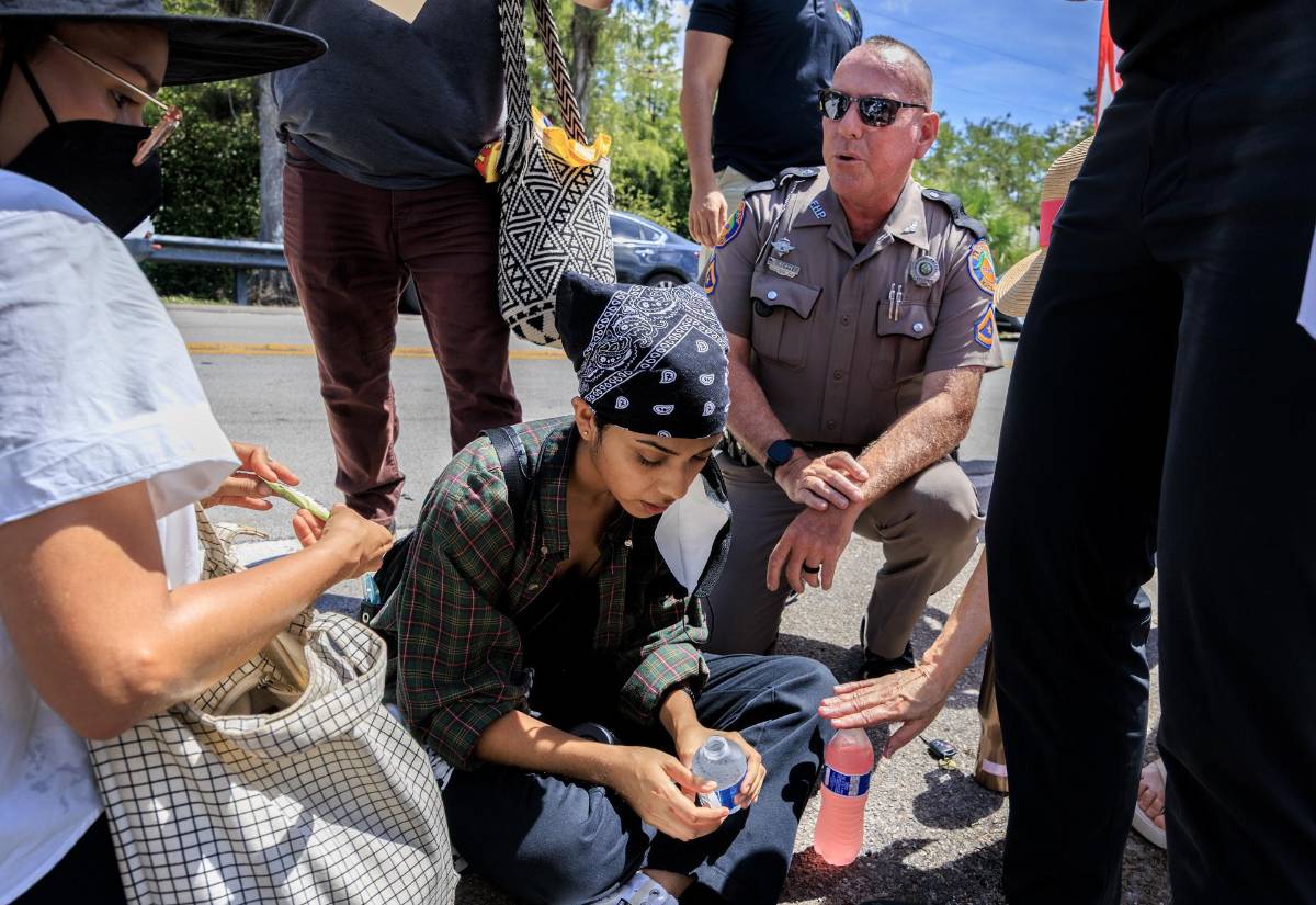 Es una jaula de perros: Familiares de migrantes exigen cierre de ‘Alligator Alcatraz’