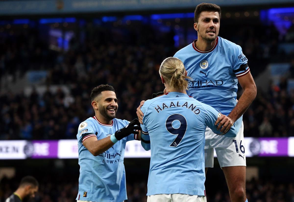 Rodri celebrando con Erling Haaland su gol que abrió el marcador ante Aston Villa.