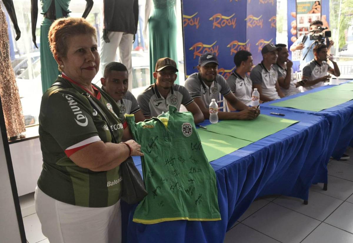 Los futbolistas de Marathón compartieron con aficionados, se tomaron fotos y regalaron autógrafos