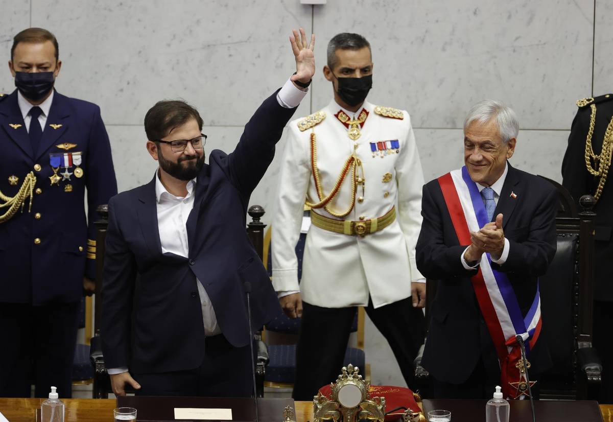 El presidente electo de Chile Gabriel Boric saluda a los asistentes al Congreso Nacional antes de recibir la banda presidencial del saliente mandatario Sebastián Piñera (d) hoy en Valparaiso (Chile). EFE/Alberto Valdés