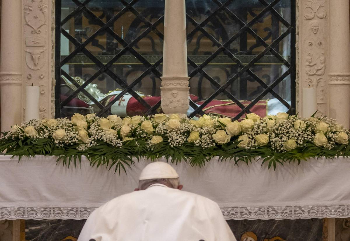 Papa Francisco visita la tumba del primer pontífice que renunció