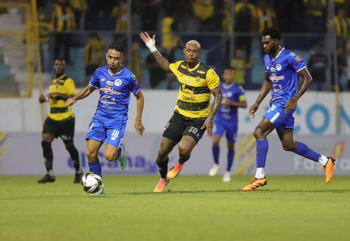 El panameño Carlos Small fue titular con el Real España, pero no tuvo una buena noche ante el Victoria.