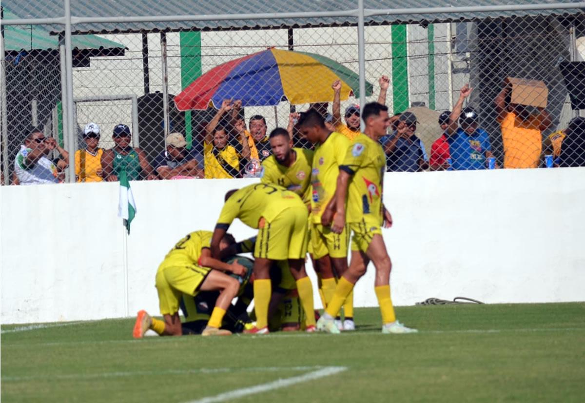 Los jugadores del Génesis se fueron encima de Gerson Argueta para celebrar el golazo.