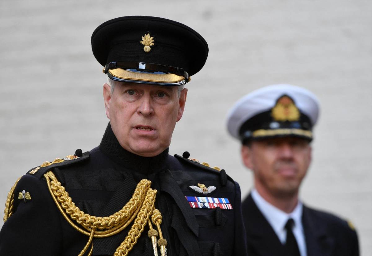 La reina retira los títulos militares al príncipe Andrés tras ser acusado de agresión sexual