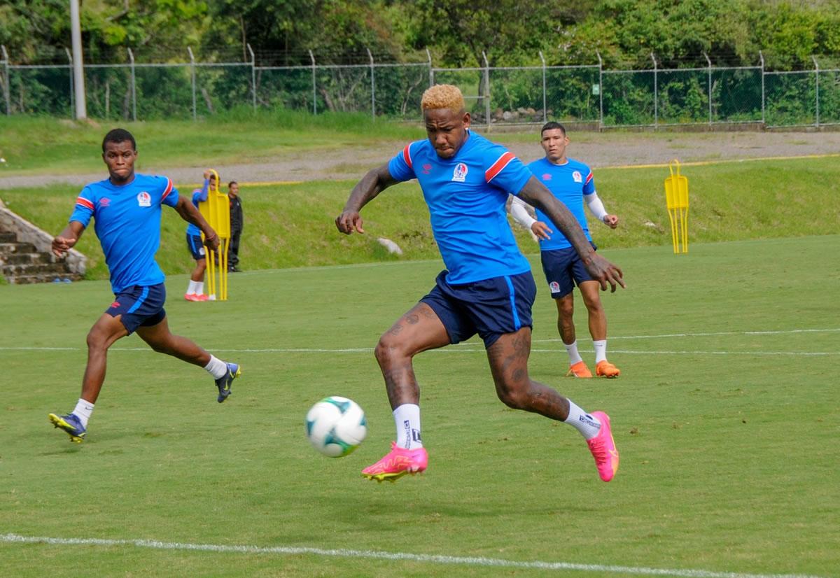 Romell Quioto entrenó este jueves con el Olimpia. El club blanco publicó esta imagen del delantero en sus redes sociales.