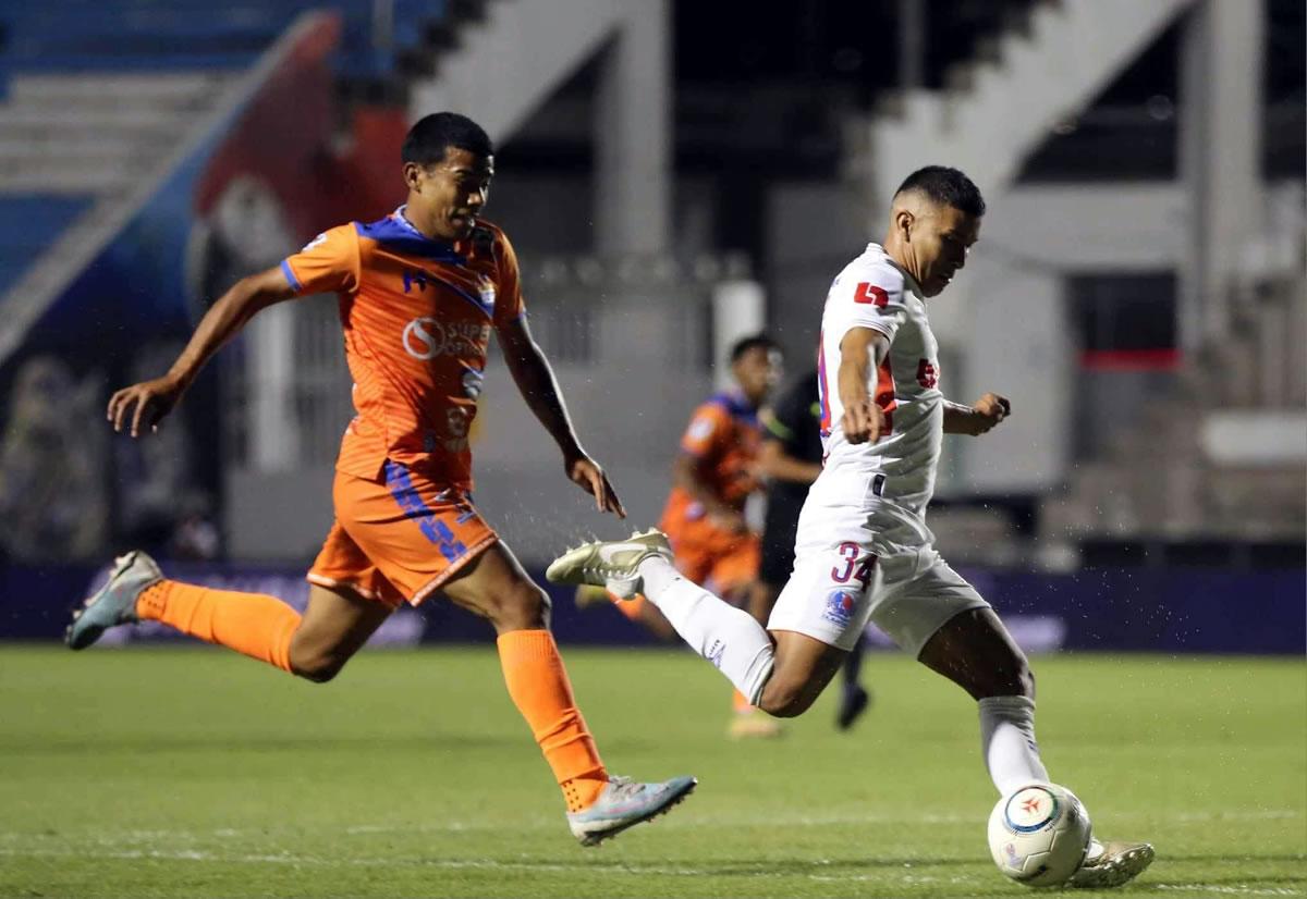 Kevin López fue titular ante la UPN y buscó el gol, pero se le negó.