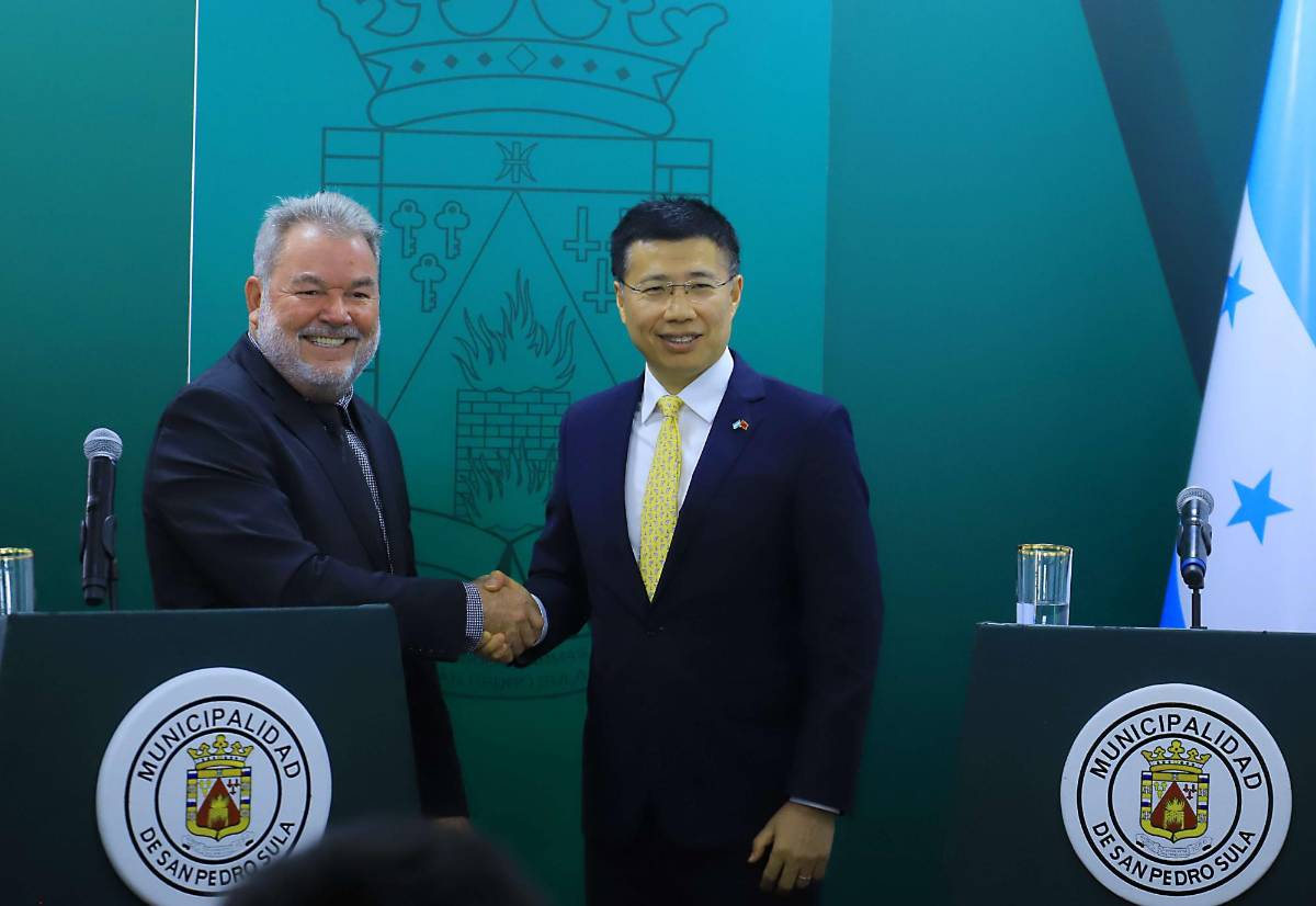 Embajador de China se reúne con alcalde Contreras