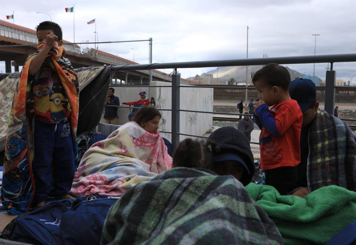 Migrantes viven en la calle en México debido a nueva política de EEUU
