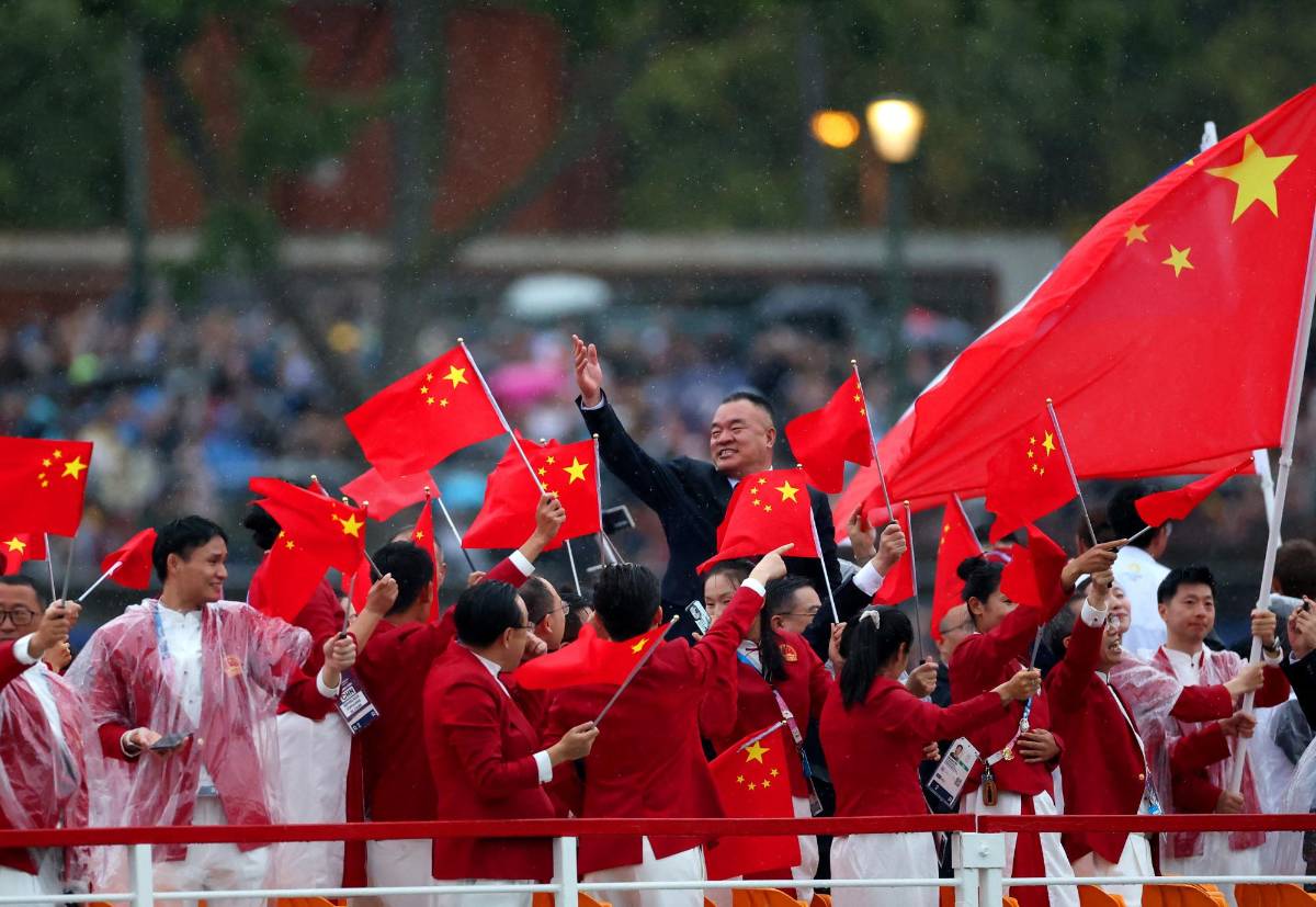 La potencia China en su desfile en barco.