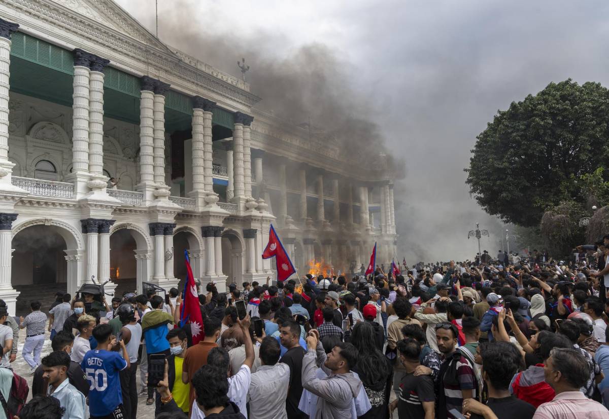 Manifestantes de la Generación Z incendian el Parlamento, el Supremo y un Hilton en Nepal