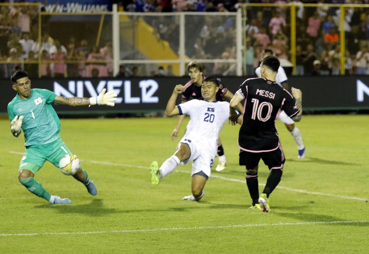 El portero salvadoreño Mario González evitó el gol de Messi en el amistoso.