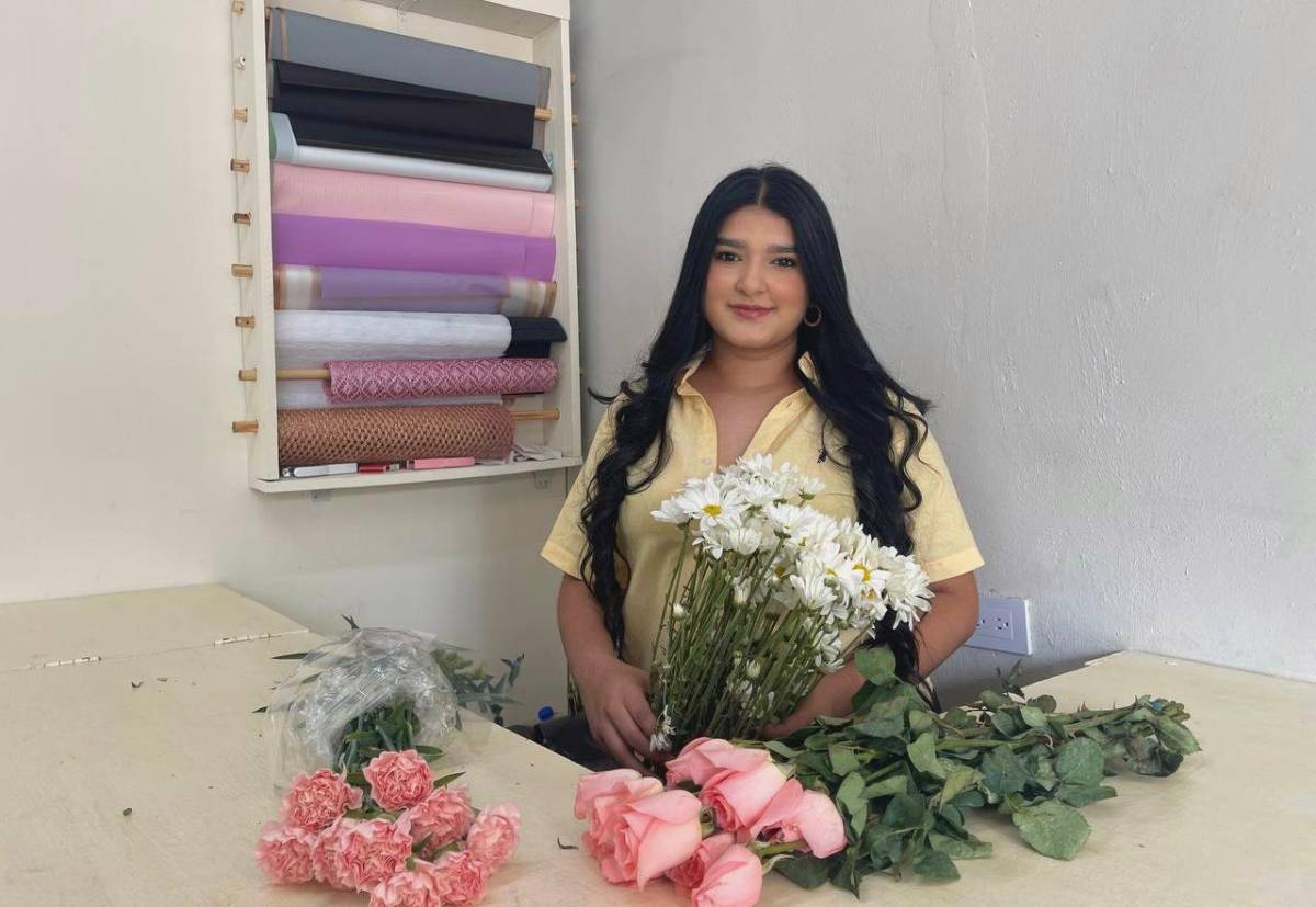 Fátima, la periodista que cambió el micrófono por los pétalos