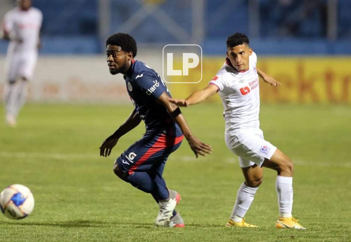 Cristopher Meléndez superando a José Mario Pinto.