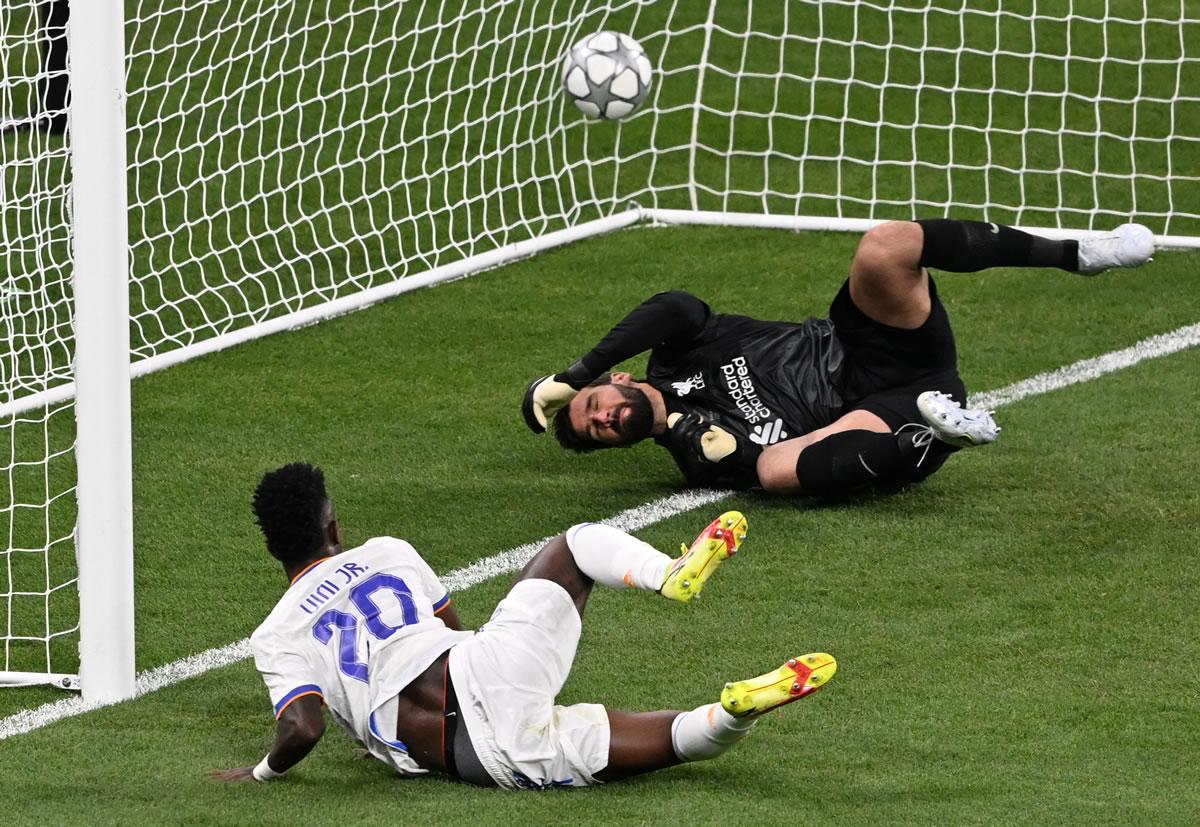 Vinicius después de vencer a su compatriota Alisson Becker.