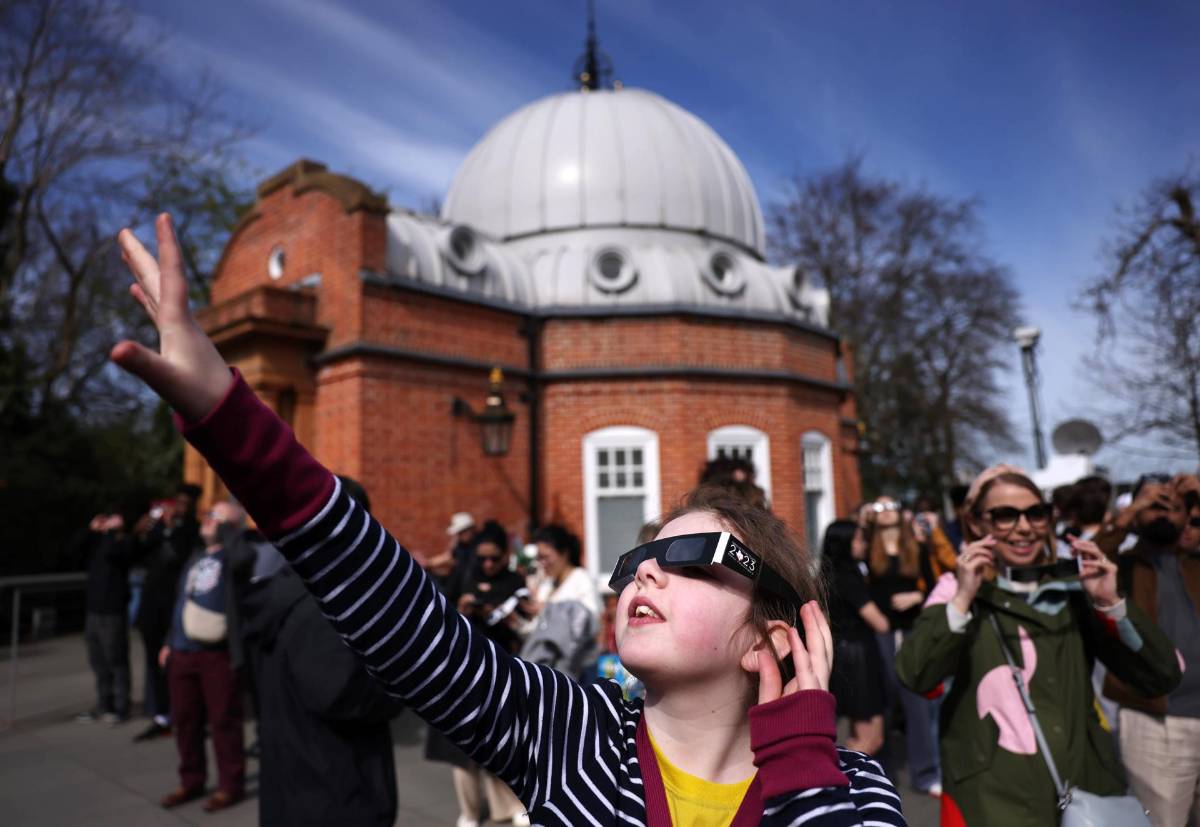 El cielo se oscurece este sábado: así se vive el eclipse solar parcial en impactantes imágenes