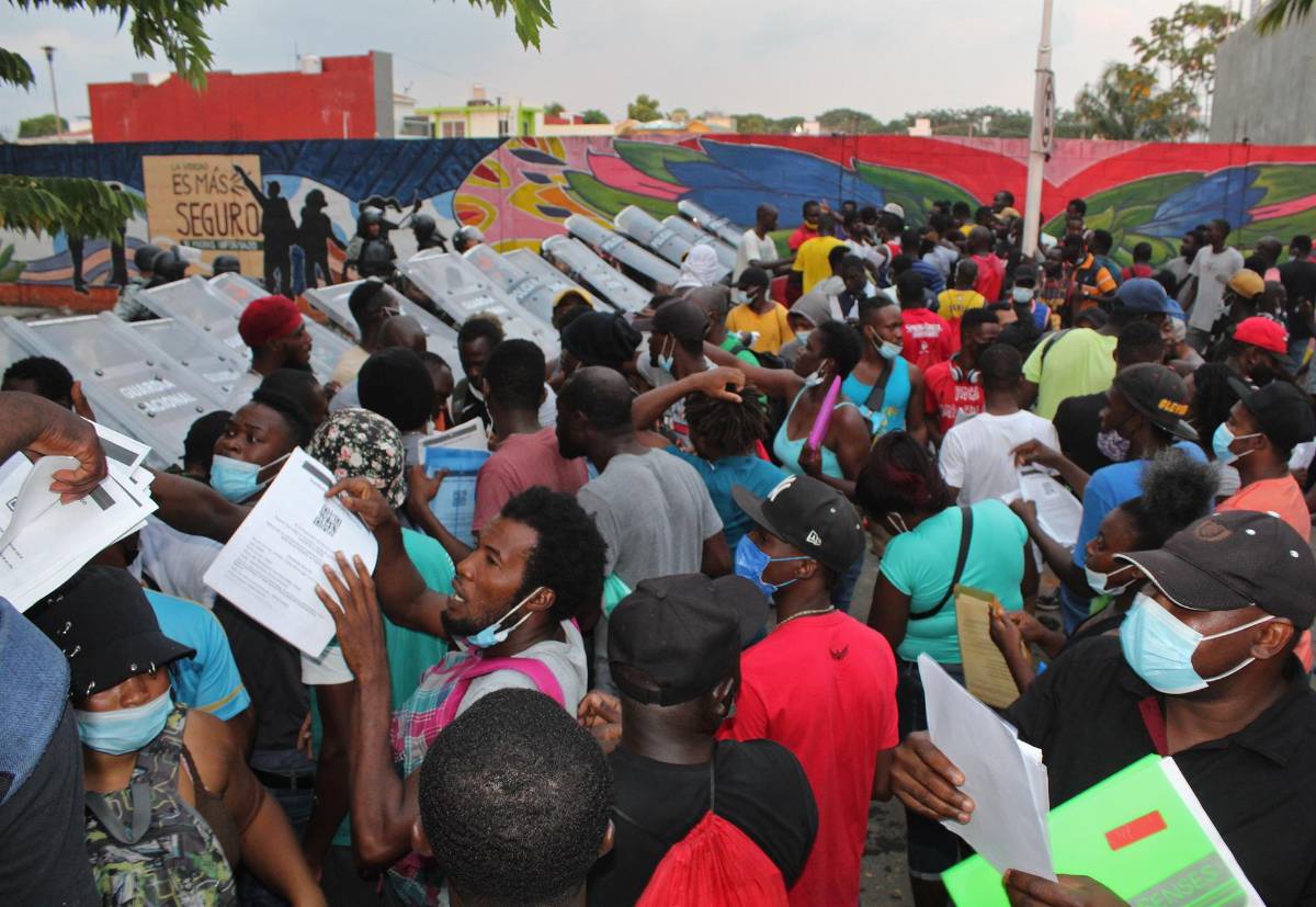 Cientos de extranjeros irrumpen en oficina migratoria del sur de México