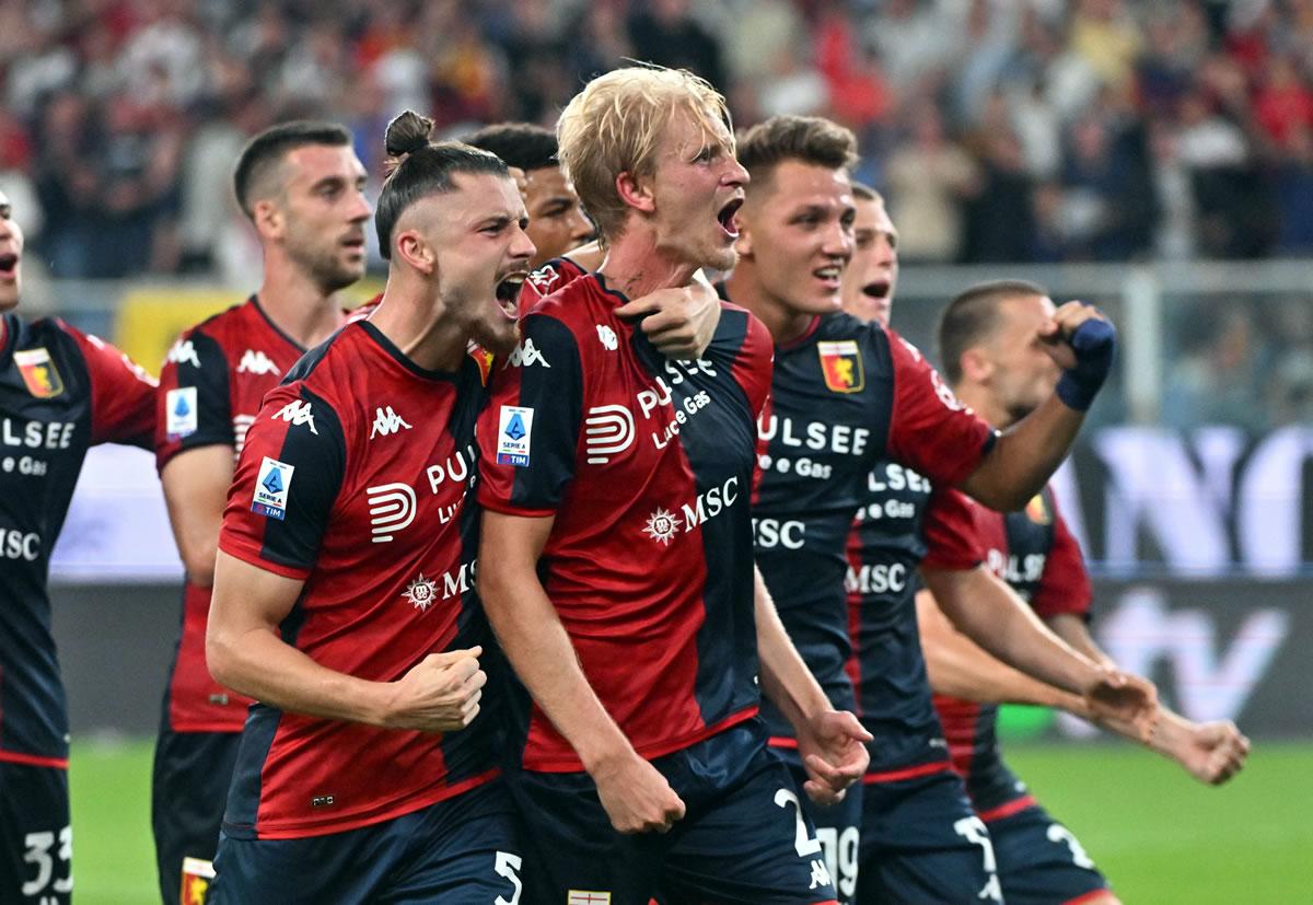 Jugadores del Génova celebrando el gol de Morten Thorsby.