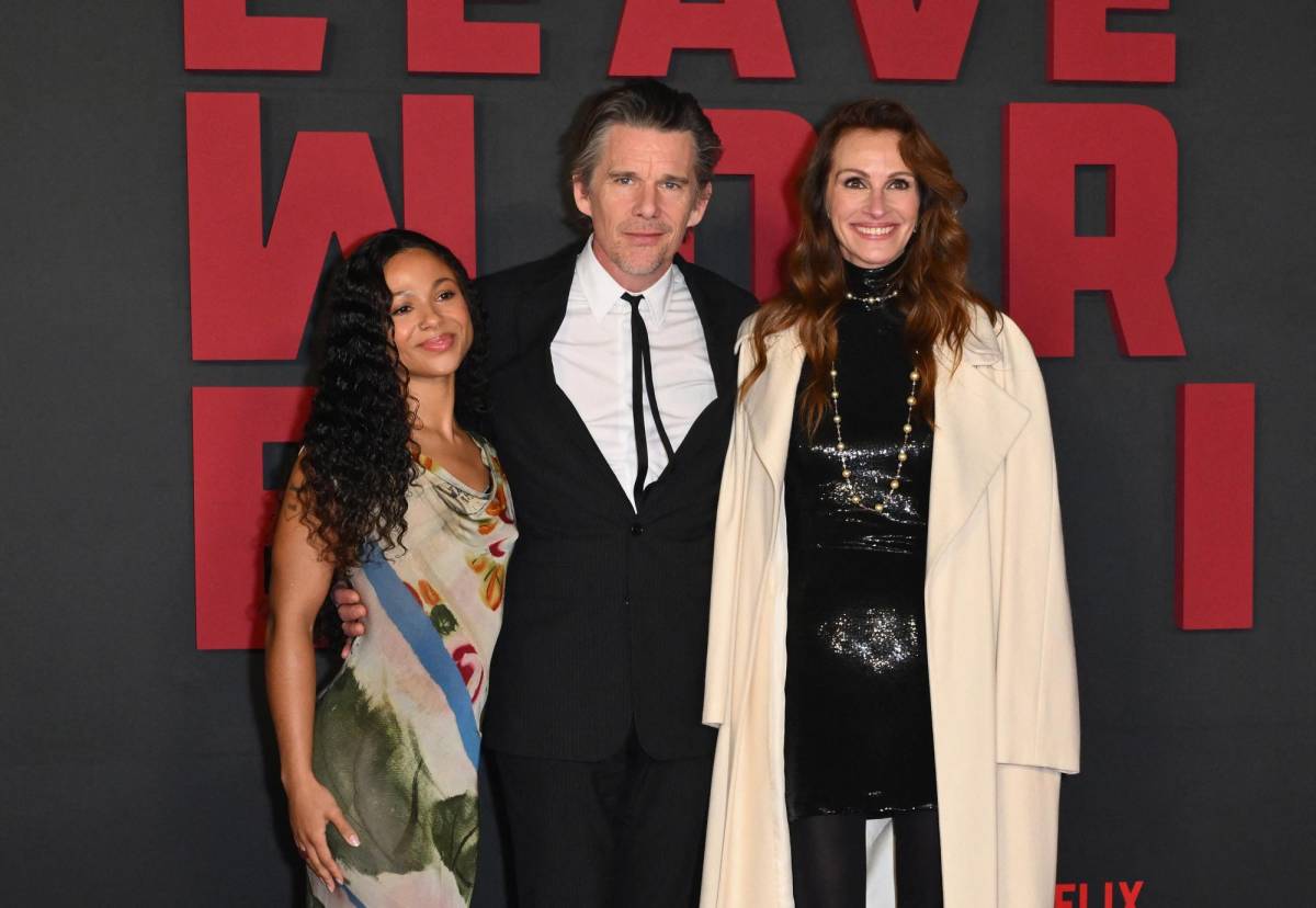 Myha'la Herrold, Ethan Hawke y Julia Roberts juntos durante en la premier de Leave The World Behind (“Dejar el mundo atrás”) en el Paris Theater en New York City.