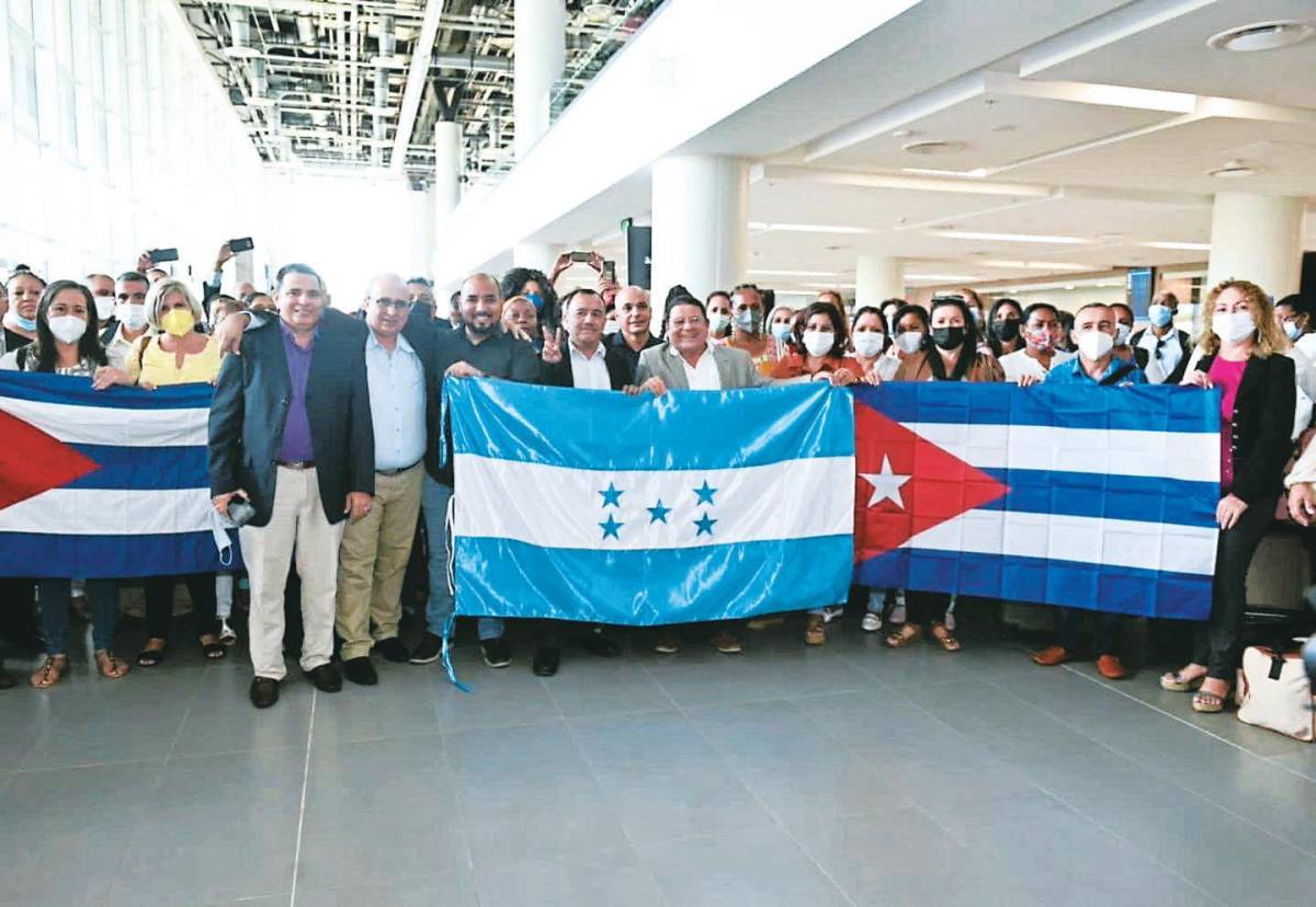 Cuestionan pago de L10,000 a maestros cubanos