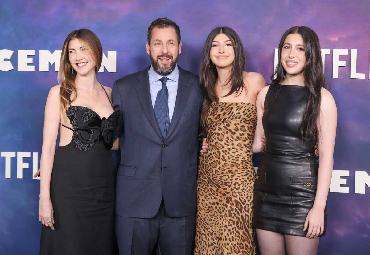 Adam Sandler con su esposa y sus hijas.