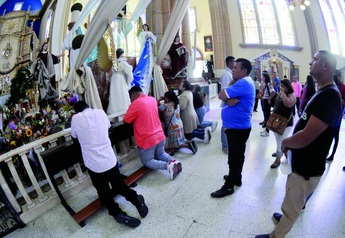 Muchos rinden promesas a cambio de los milagros que la Virgen hizo. Los diferentes testimonios son revelados por los creyentes católicos.