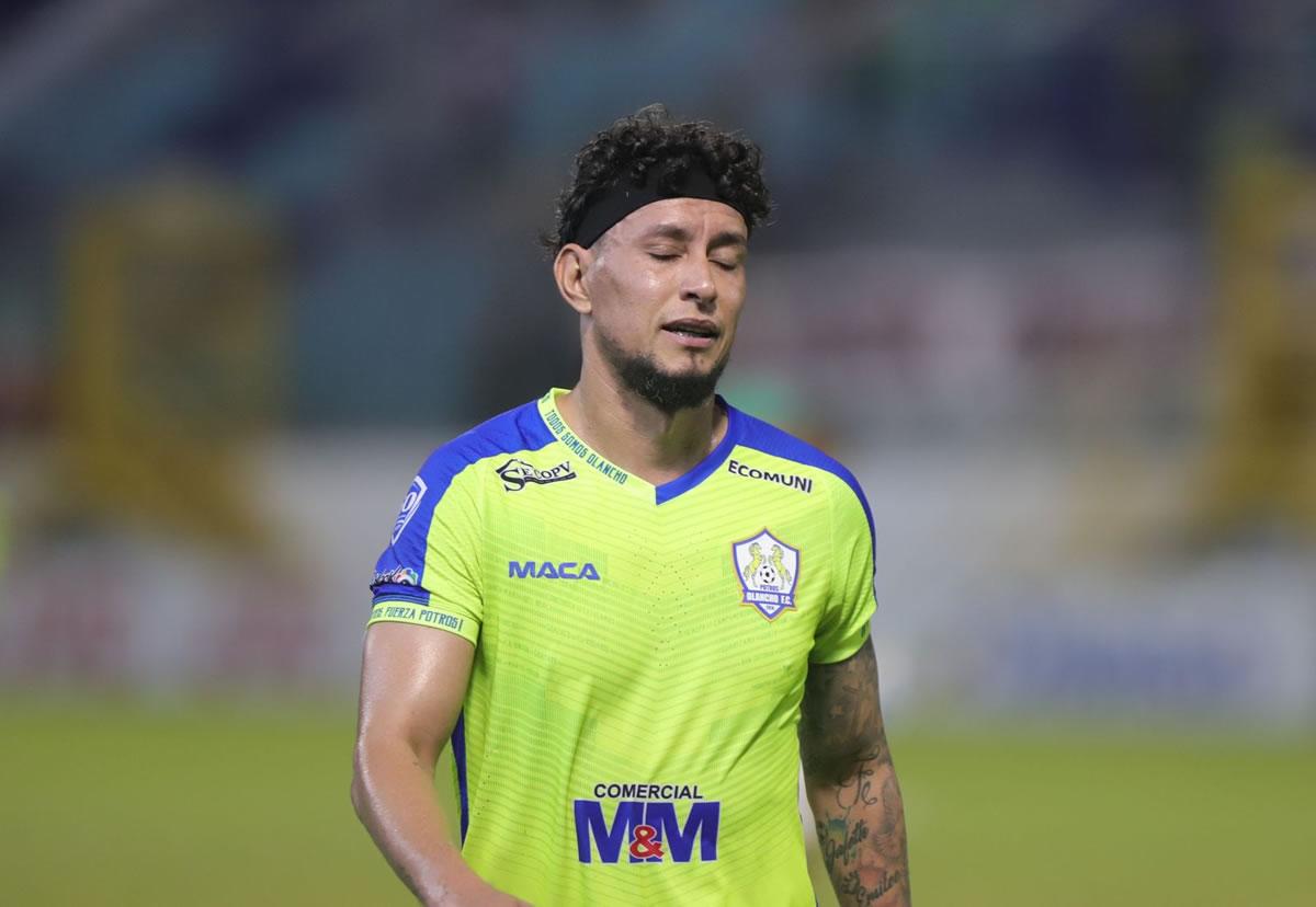 Erick Andino entró de cambio y poco o nada pudo hacer. Su rostro refleja el mal momento del Olancho FC.