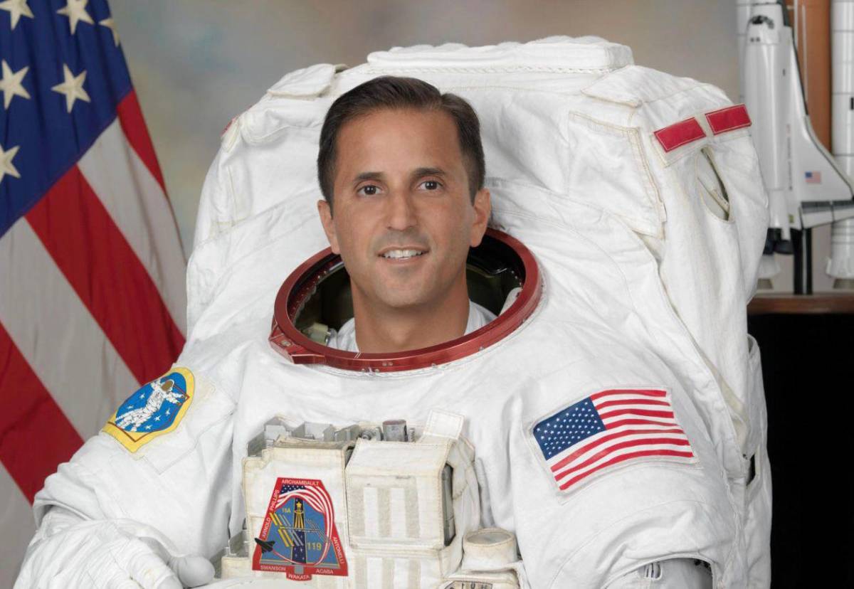 La NASA nombra por primera vez a un latino como jefe de astronautas