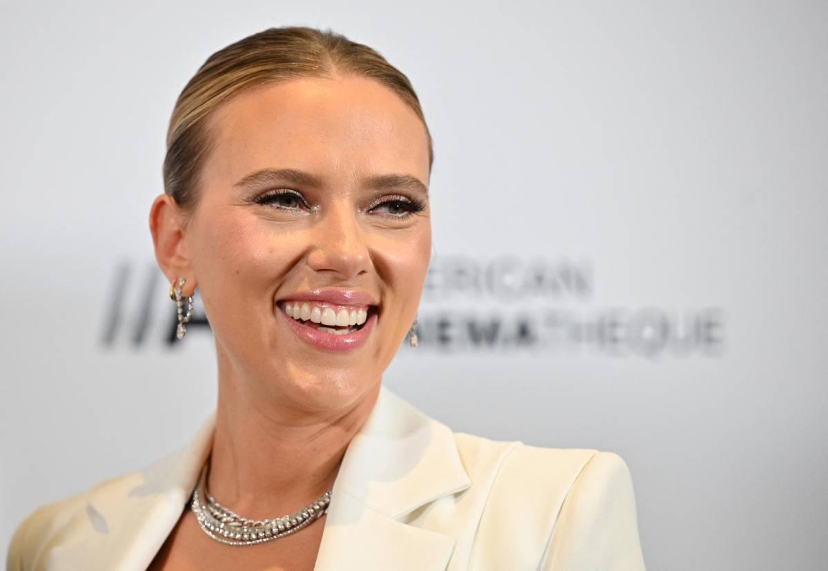 Scarlett Johansson reúne a los Vengadores para luchar contra Trump