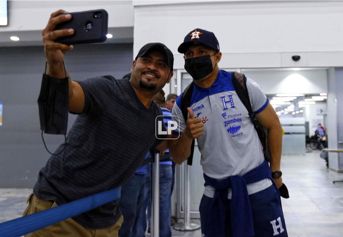 El mediocampista hondureño posando para una selfie con un aficionado.