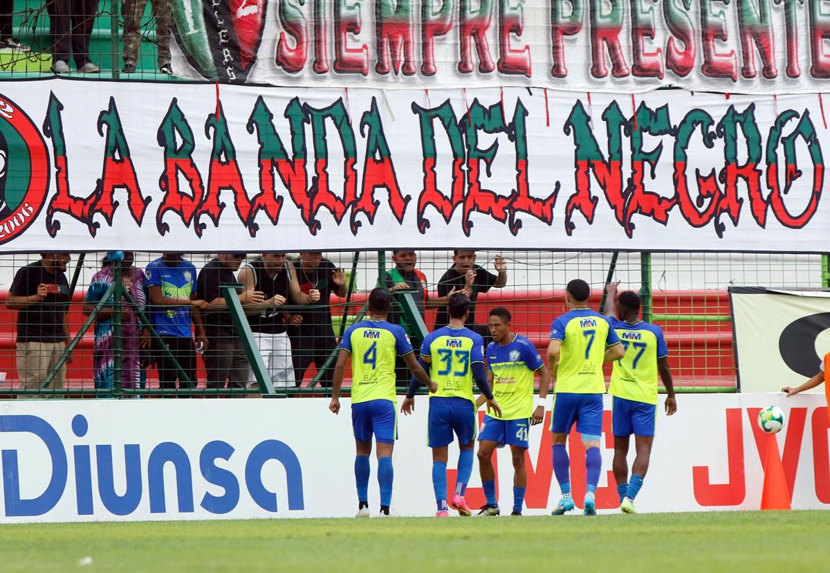 Los jugadores del Olancho FC llegaron a defender a Carlos ‘Muma’ Fernández tras el incidente.