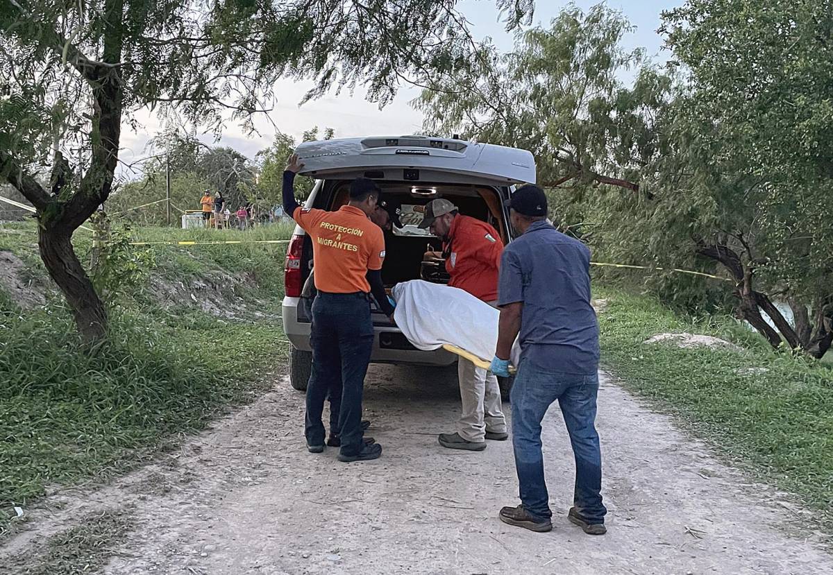 Rescatistas trasladaron el cuerpo de un migrante venezolano que falleció presuntamente ahogado en el Río Bravo.