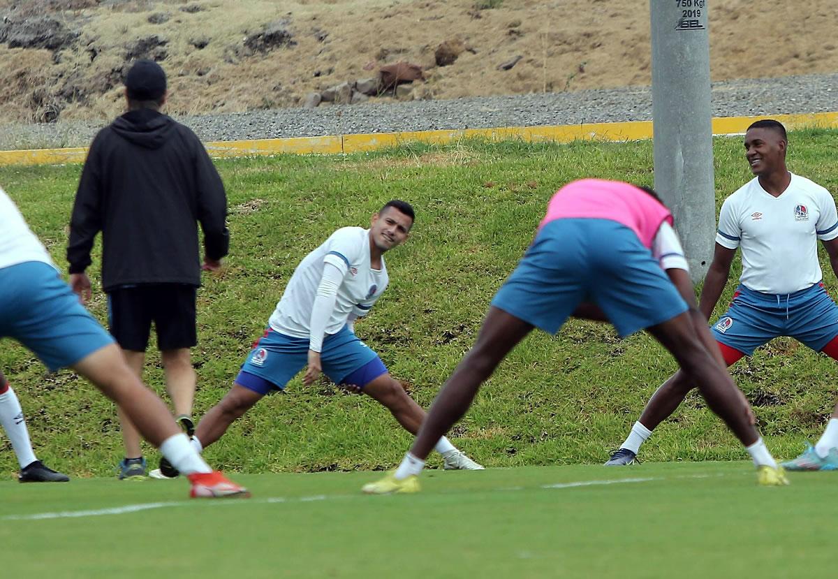 Edwin Rodríguez en su primera práctica con el Olimpia en el Centro de Alto Rendimiento.