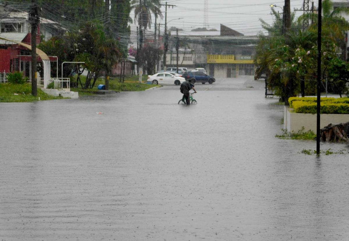 Alerta amarilla, lluvias y calles anegadas en el litoral Atlántico