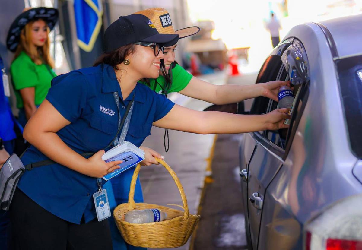Honduras entrega bebidas a quienes transitan hacia El Salvador pese a roce por comunicado