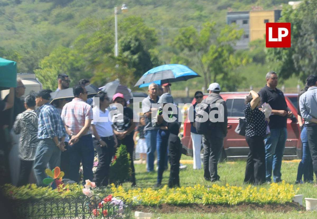 Dan último adiós a Claudia Suyapa, víctima del derrumbe en cerro de Loarque