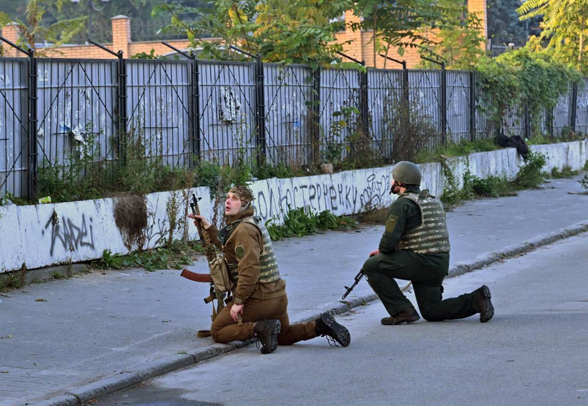 Militares ucranianos se mantienen alerta para disparar a los drones iraníes con los que Rusia amenaza a Kiev.