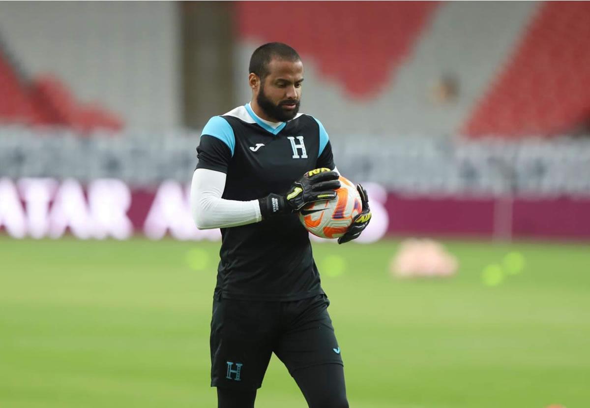 Edrick Menjívar durante el calentamiento tras saber que iba de titular.