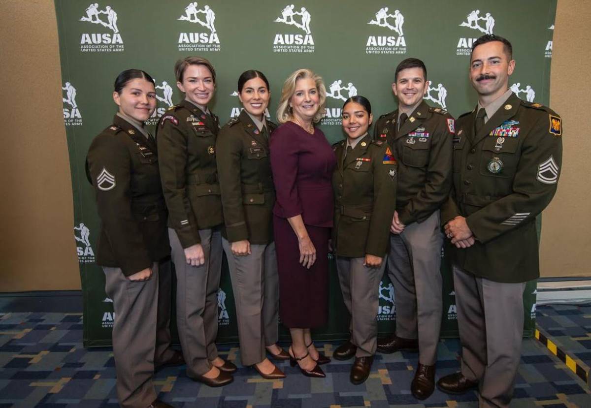 De migrante a líder militar en USA: hondureña narra entre lágrimas su travesía