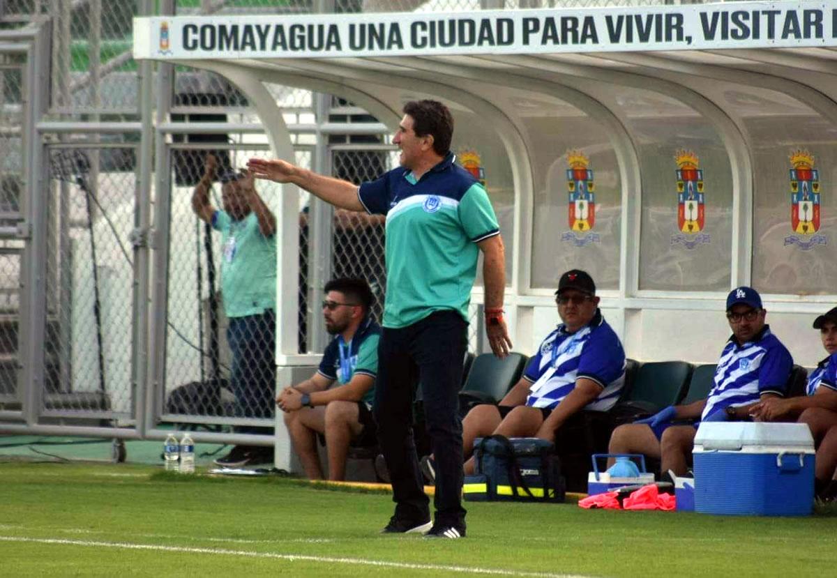 Héctor Vargas en el último partido que dirigió al Victoria, la derrota ante el Motagua.
