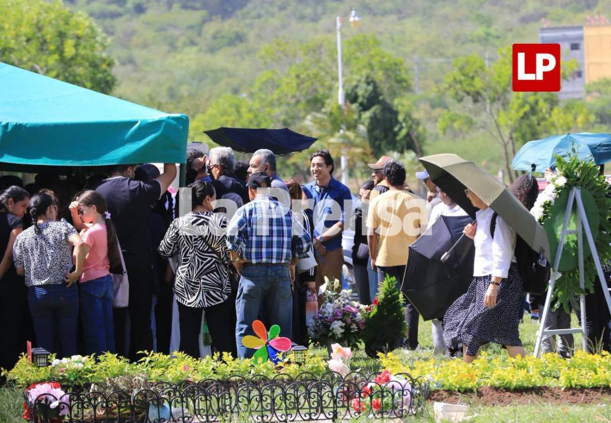 Dan último adiós a Claudia Suyapa, víctima del derrumbe en cerro de Loarque