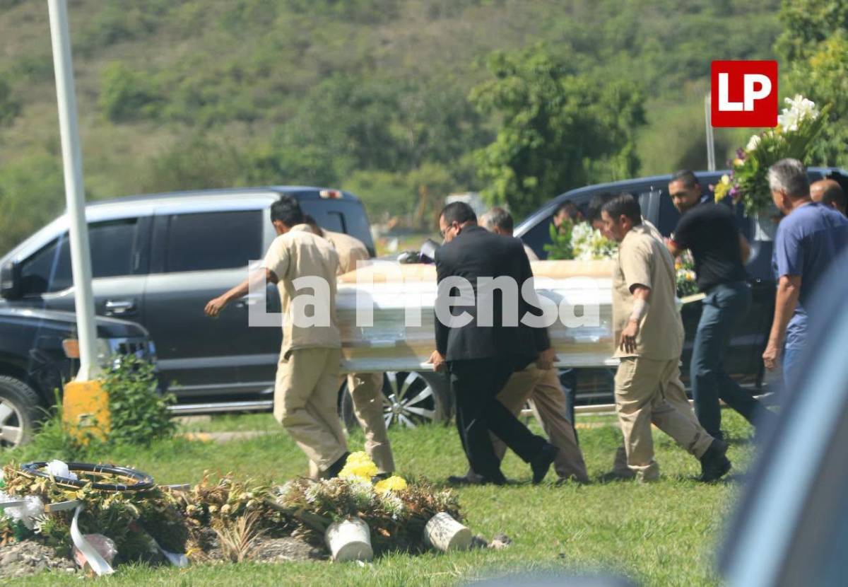 Dan último adiós a Claudia Suyapa, víctima del derrumbe en cerro de Loarque