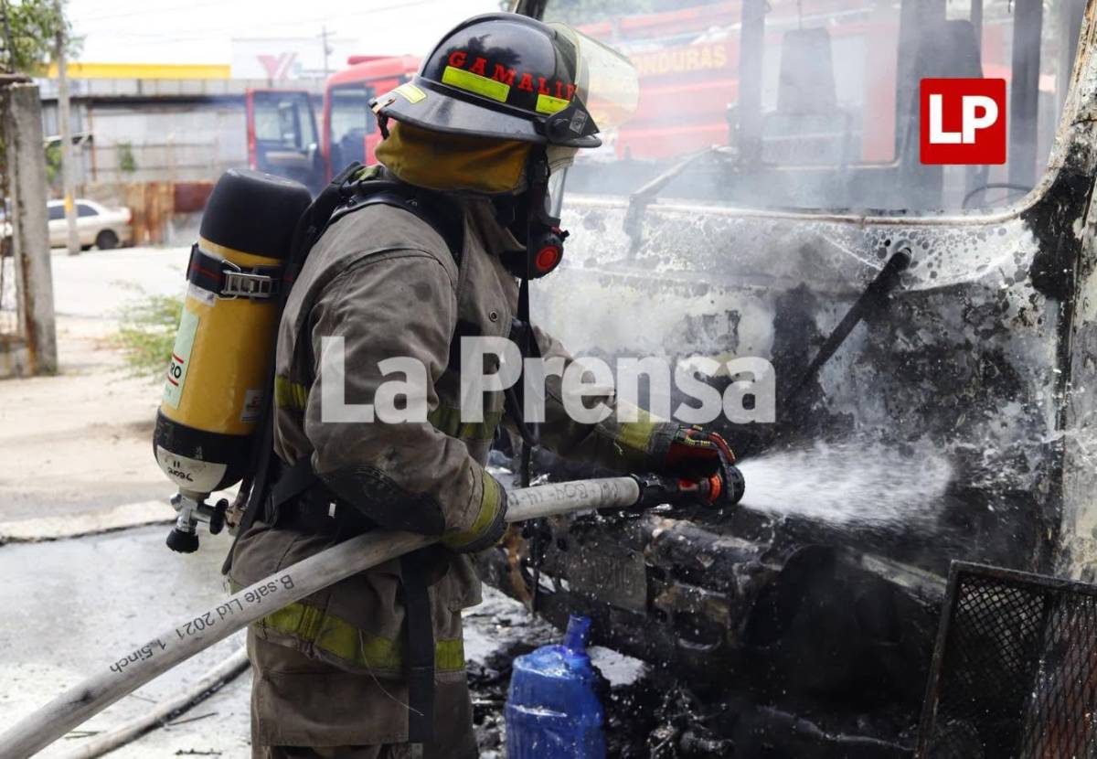 Conductor de moto que incendió bus en San Pedro Sula está en UCI con pronóstico reservado