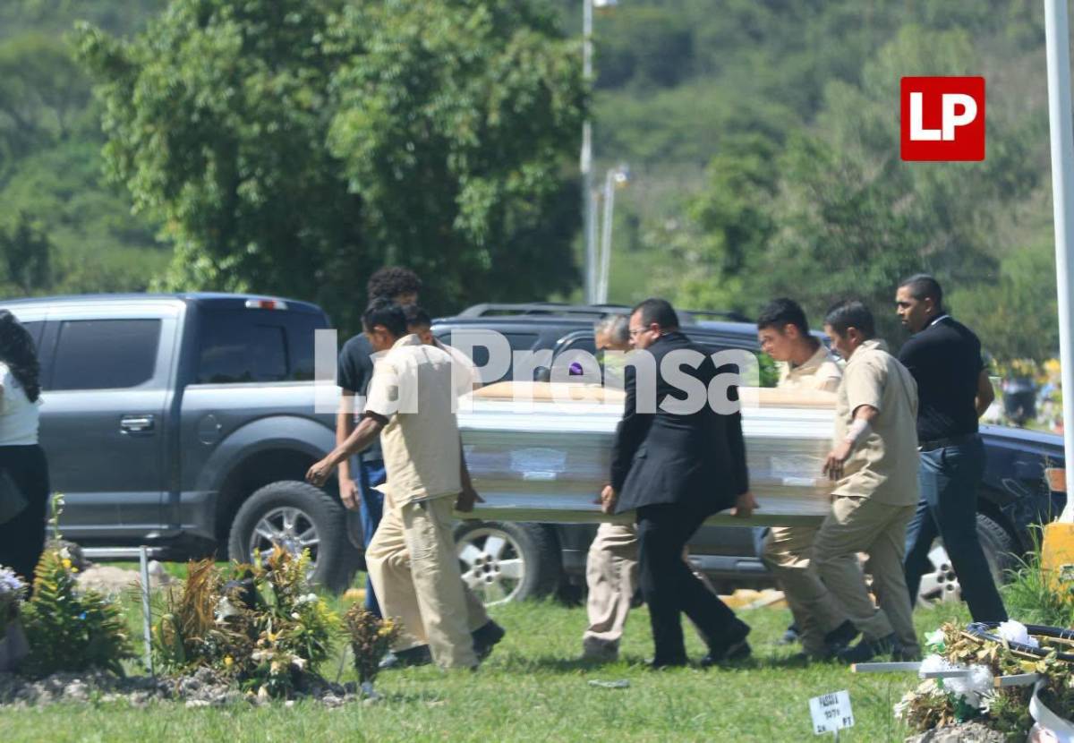Dan último adiós a Claudia Suyapa, víctima del derrumbe en cerro de Loarque