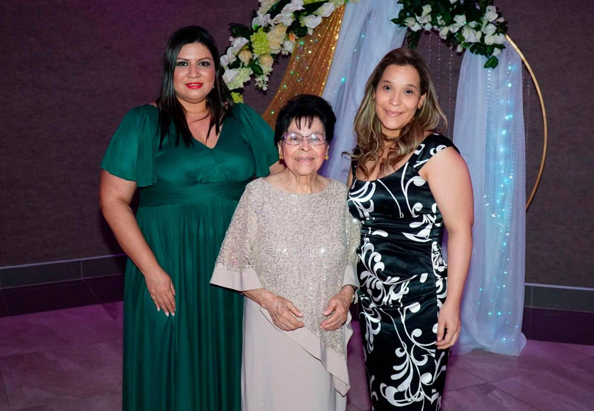 Llenos de promesas llegan al altar Rommel y Vanessa